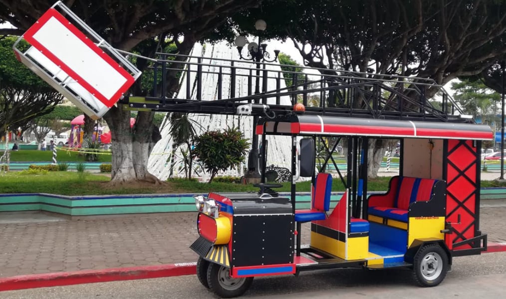 Vehículo con Escalera Extendible Invemex